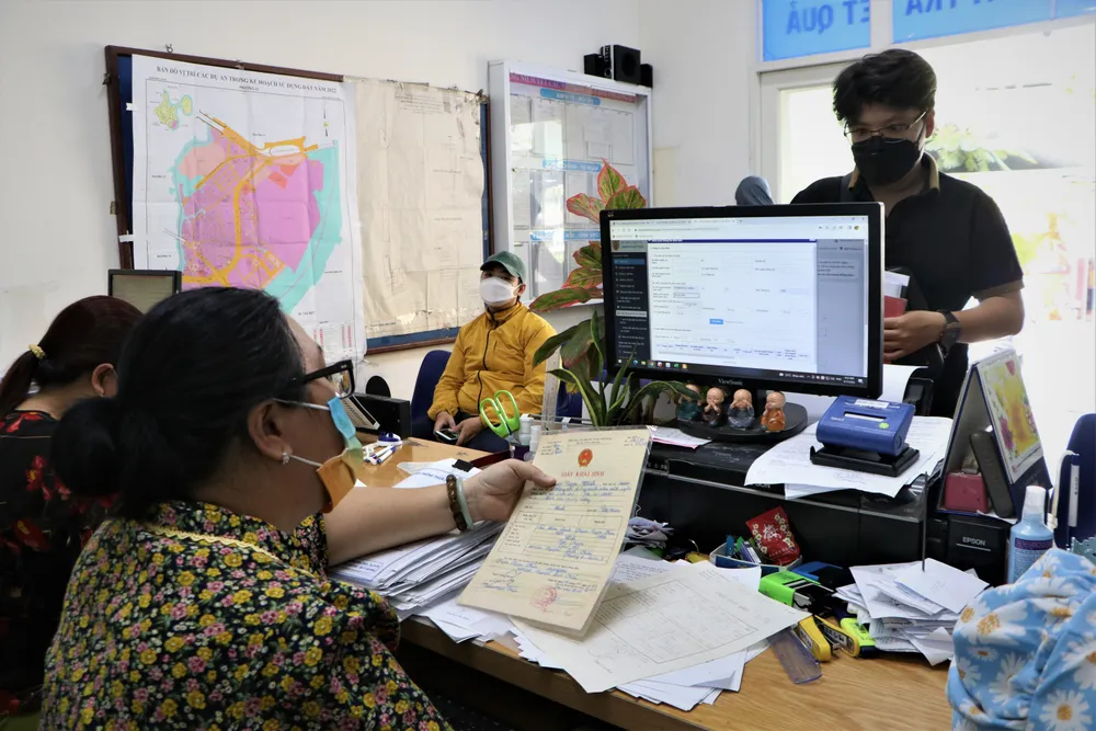 Cán bộ Tư pháp - Hộ tịch phường 22, Bình Thạnh tra cứu thông tin hộ tịch. Ảnh: HUỲNH THƠ Cán bộ Tư pháp - Hộ tịch phường 22, Bình Thạnh tra cứu thông tin hộ tịch. Ảnh: HUỲNH THƠ