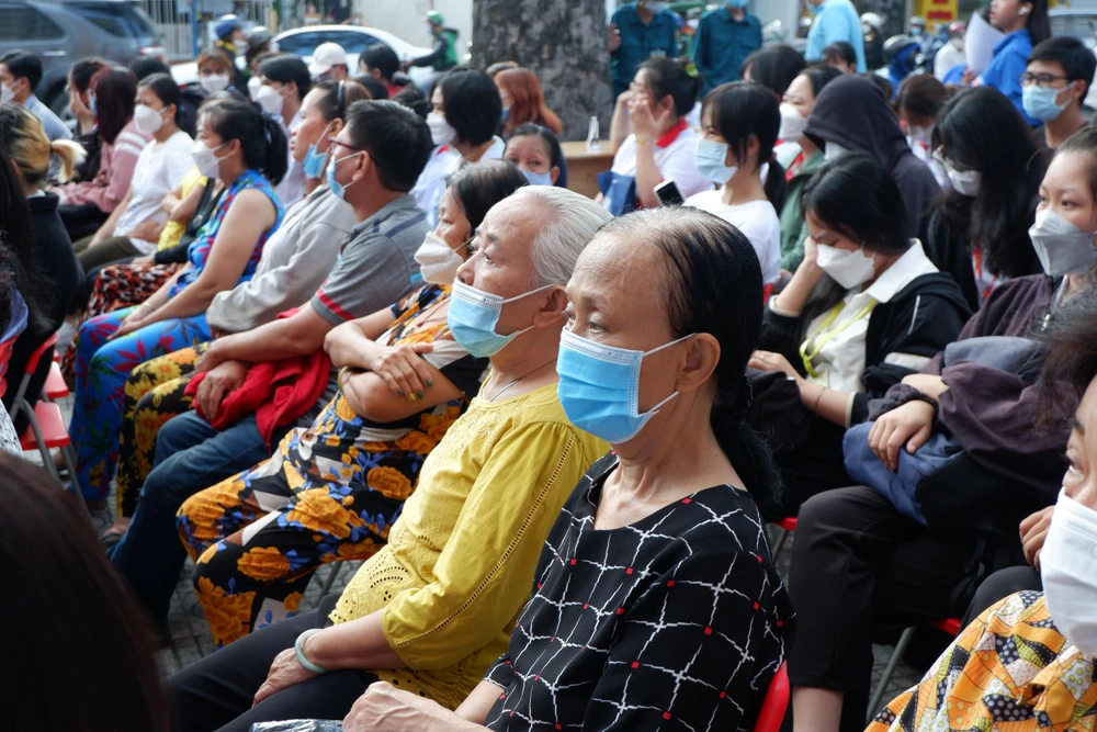 Người dân chăm chú theo dõi phiên tòa. Ảnh: TRÚC PHƯƠNG Người dân chăm chú theo dõi phiên tòa. Ảnh: TRÚC PHƯƠNG