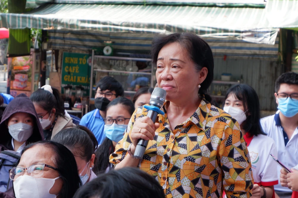 Bà Trần Thị Huyền Mai (ngụ phường 8, Quận 5) đặt câu hỏi trong buổi tư vấn. Ảnh: TRÚC PHƯƠNG. Bà Trần Thị Huyền Mai (ngụ phường 8, Quận 5) đặt câu hỏi trong buổi tư vấn. Ảnh: TRÚC PHƯƠNG.