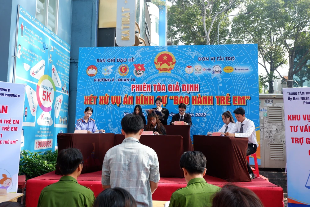 Vụ án cố ý gây thương tích mà nạn nhân là trẻ em được các sinh viên Khoa Luật Trường đại học Ngoại ngữ - Tin học TP.HCM tái hiện. Ảnh: TRÚC PHƯƠNG Vụ án cố ý gây thương tích mà nạn nhân là trẻ em được các sinh viên Khoa Luật Trường đại học Ngoại ngữ - Tin học TP.HCM tái hiện. Ảnh: TRÚC PHƯƠNG