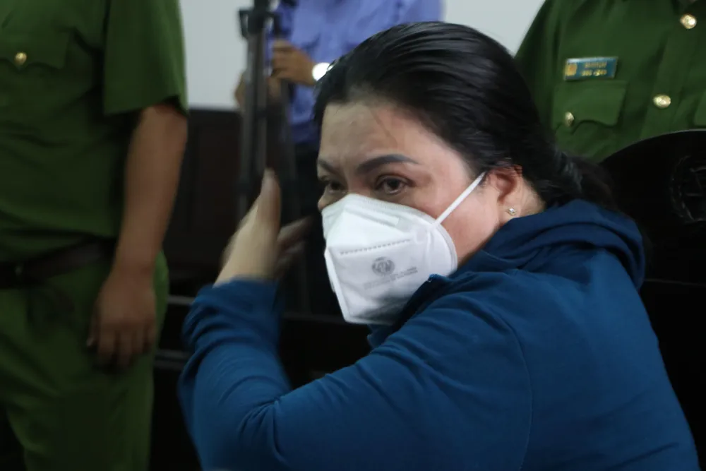 Bà Mi (mẹ ruột Phong) khóc tại phiên tòa khi nhìn thấy bị cáo. Ảnh: Huỳnh Thơ Bà Mi (mẹ ruột Phong) khóc tại phiên tòa khi nhìn thấy bị cáo. Ảnh: Huỳnh Thơ