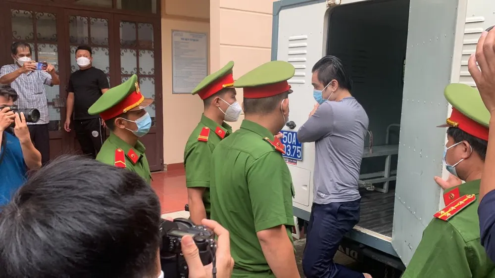 Bị cáo Phong được dẫn giải đến trụ sở tòa án. Ảnh: TRÚC PHƯƠNG Bị cáo Phong được dẫn giải đến trụ sở tòa án. Ảnh: TRÚC PHƯƠNG