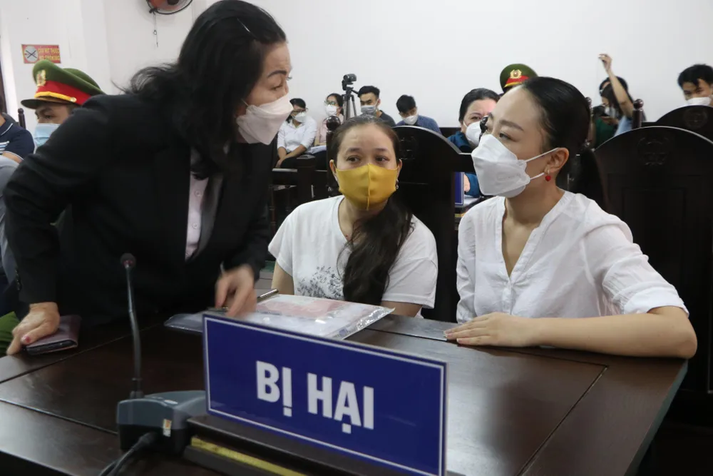 Bị hại Hường trao đổi cùng LS Trần Thị Ngọc Nữ, LS bảo vệ quyền, lợi ích cho bị hại. Ảnh: Huỳnh Thơ Bị hại Hường trao đổi cùng LS Trần Thị Ngọc Nữ, LS bảo vệ quyền, lợi ích cho bị hại. Ảnh: Huỳnh Thơ