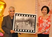 Nick Út tặng Em bé Napalm cho Bảo tàng Phụ nữ Việt Nam