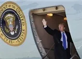 Tổng thống Trump lên chuyên cơ Không lực Một tới Việt Nam