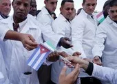 Cuba lần đầu đưa 52 bác sĩ sang Ý chống COVID-19