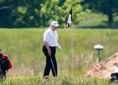 Người đóng thuế ‘trả 2,4 triệu USD cho ông Trump đi chơi golf ở New Jersey’ ảnh 2 Ông Trump đi chơi golf ngày đầu tiên sau khi rời Nhà Trắng