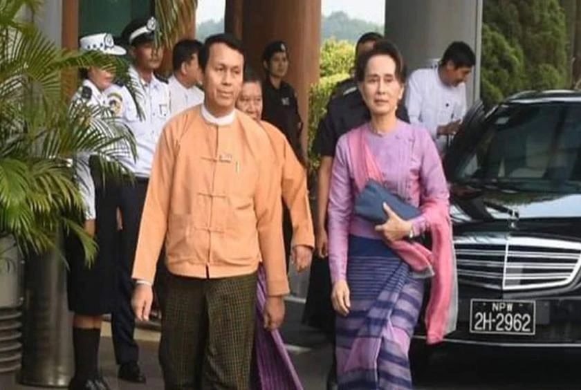 Bà Aung San Suu Kyi và ông Phyo Min Thein (trái) - người tố cáo bà - hồi năm 2019. Ảnh: ELEVEN MYANMAR