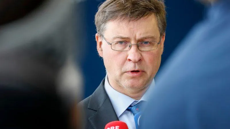 Phó Chủ tịch Ủy ban điều hành Ủy ban châu Âu (EC) Valdis Dombrovskis. Ảnh: EPA Phó Chủ tịch Ủy ban điều hành Ủy ban châu Âu (EC) Valdis Dombrovskis. Ảnh: EPA