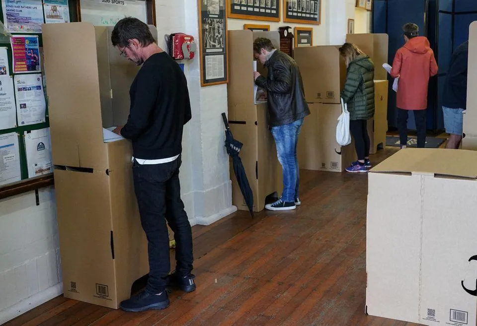 Cử tri Úc bỏ phiếu tại một điểm bầu cử ở bãi biển Bondi, TP Sydney ngày 21-5. Ảnh: REUTERS Cử tri Úc bỏ phiếu tại một điểm bầu cử ở bãi biển Bondi, TP Sydney ngày 21-5. Ảnh: REUTERS