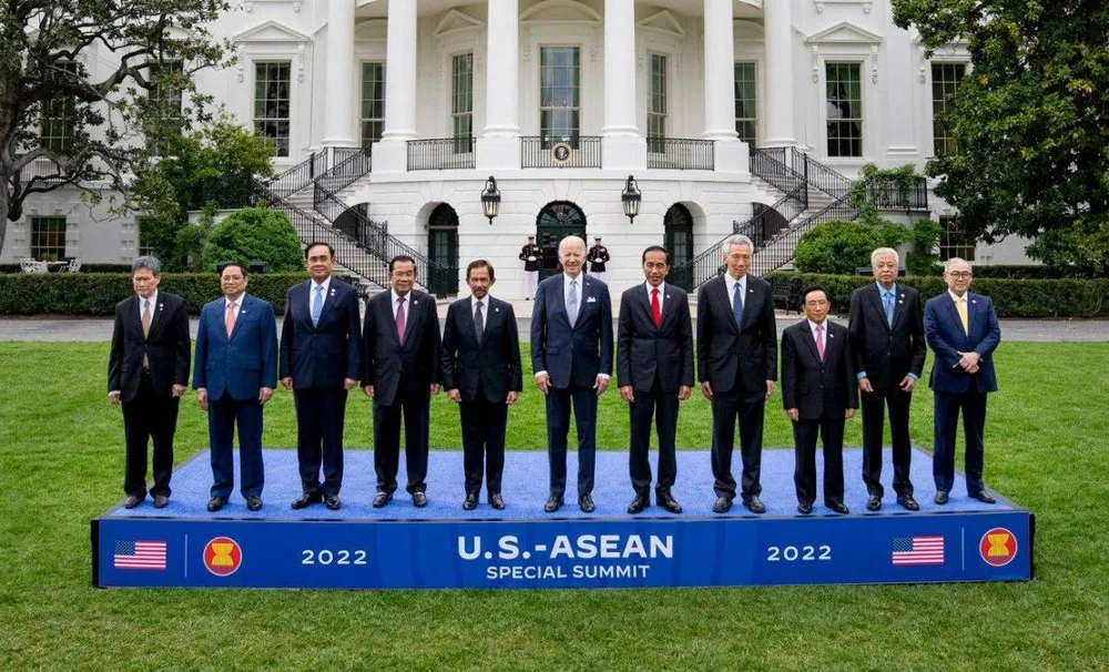 Tổng thống Mỹ Joe Biden chụp ảnh chung với các lãnh đạo ASEAN. Ảnh: AFP