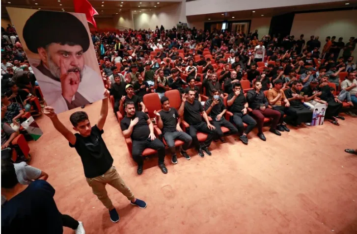 Người biểu tình ủng hộ giáo sĩ Moqtada al-Sadr chiếm giữ trụ sở quốc hội Iraq ở thủ đô Baghdad vào ngày 3-8. Ảnh: AFP Người biểu tình ủng hộ giáo sĩ Moqtada al-Sadr chiếm giữ trụ sở quốc hội Iraq ở thủ đô Baghdad vào ngày 3-8. Ảnh: AFP