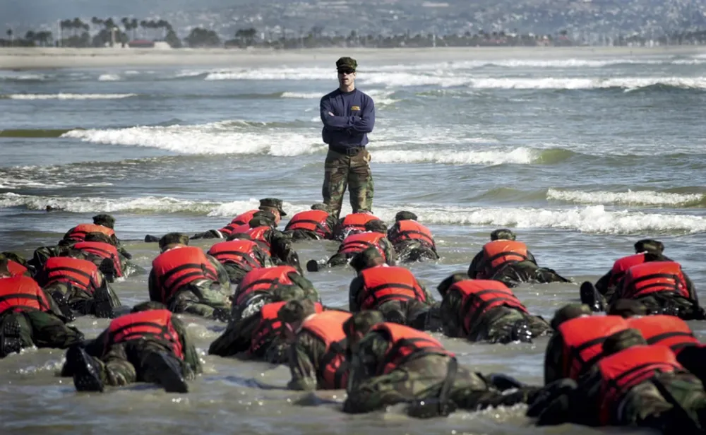 Tân binh Mỹ thực hiện một bài tập trong “Tuần địa ngục”. Ảnh: NBC NEWS