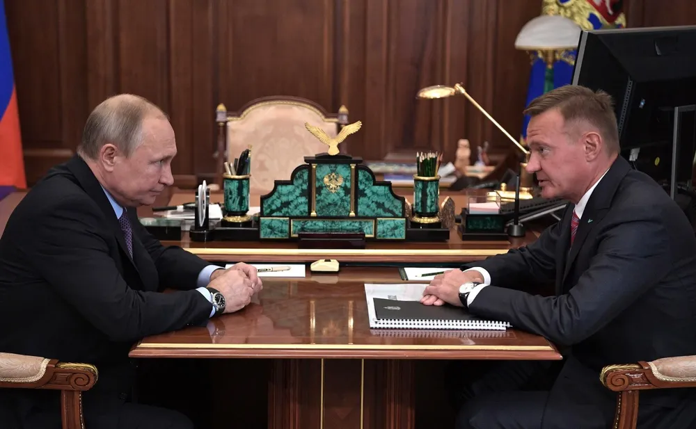 Ông Roman Starovoit (phải) trong một cuộc gặp Tổng thống Nga Vladimir Putin. Ảnh: KREMLIN.RU