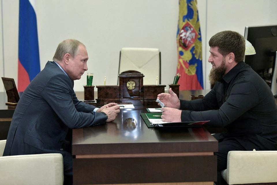 Tổng thống Nga Vladimir Putin (trái) và lãnh đạo Chechnya Ramzan Kadyrov trong một cuộc gặp hồi năm 2019. Ảnh: REUTERS