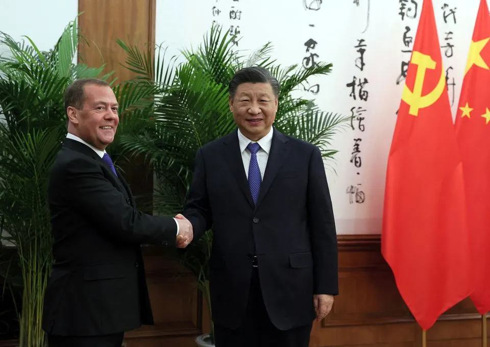 Phó chủ tịch Hội đồng An ninh Nga Dmitry Medvedev (trái) bắt tay Chủ tịch Trung Quốc Tập Cận Bình tại Bắc Kinh ngày 21-12. Ảnh: REUTERS Phó chủ tịch Hội đồng An ninh Nga Dmitry Medvedev (trái) bắt tay Chủ tịch Trung Quốc Tập Cận Bình tại Bắc Kinh ngày 21-12. Ảnh: REUTERS