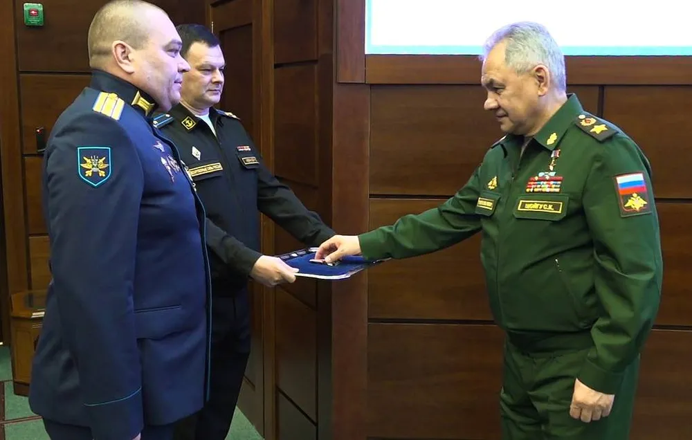 Bộ trưởng Quốc phòng Nga Sergei Shoigu trao Huân chương Dũng cảm cho cho phi công Su-27 chặn UAV Mỹ. Ảnh: TASS