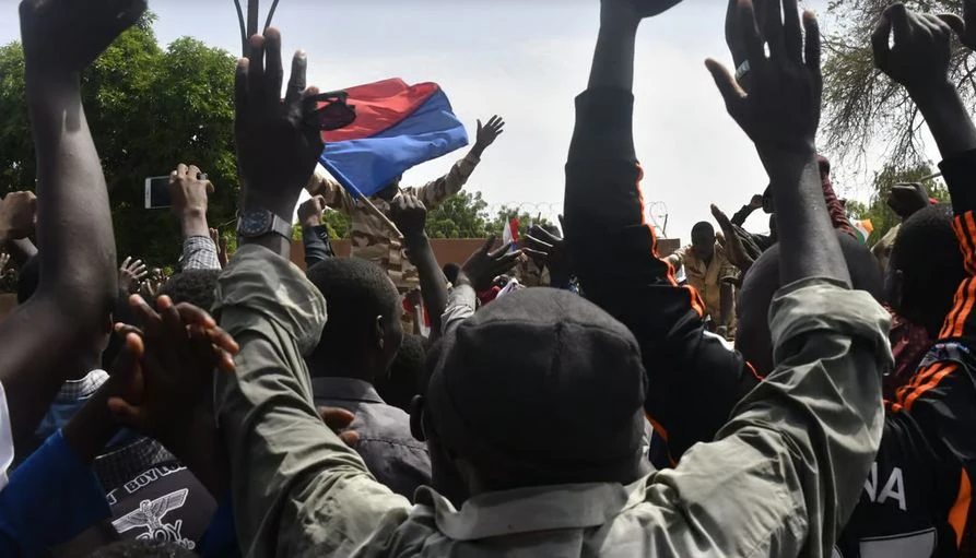 Biểu tình trước Đại sứ quán Pháp ở thủ đô Niamey của Niger ngày 30-7. Ảnh: AFP