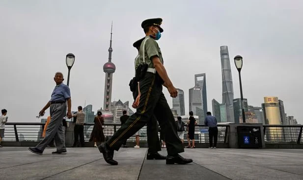 Cảnh sát Trung Quốc trên đường phố Thượng Hải. Ảnh:AFP