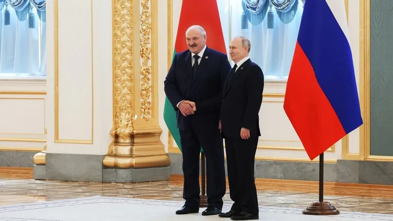 Tổng thống Belarus Alexander Lukashenko (trái) và Tổng thống Nga Vladimir Putin trong một cuộc gặp. Ảnh: RT