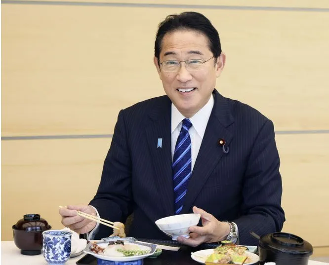 Thủ tướng Nhật Fumio Kishida ăn hải sản đánh bắt từ vùng biển ngoài khơi tỉnh Fukushima trong bữa ăn trưa tại văn phòng thủ tướng ở Tokyo vào ngày 30-8. Ảnh do Văn phòng Công vụ Nội các cung cấp cho Kyodo News