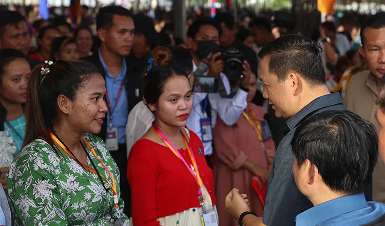 Thủ tướng Hun Manet (người thứ ba từ phải qua) tại cuộc gặp 18.000 công nhân nhà máy ở làng Prey Speu ở thủ đô Phnom Penh hôm 29-8. Ảnh: KHMER TIMES Thủ tướng Hun Manet (người thứ ba từ phải qua) tại cuộc gặp 18.000 công nhân nhà máy ở làng Prey Speu ở thủ đô Phnom Penh hôm 29-8. Ảnh: KHMER TIMES