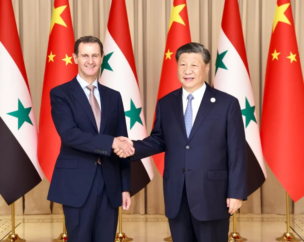 Tổng thống Syria Bashar al-Assad (trái) và Chủ tịch Trung Quốc Tập Cận Bình trong cuộc gặp ở Hàng Châu ngày 22-9. Ảnh: XINHUA tq.JPG