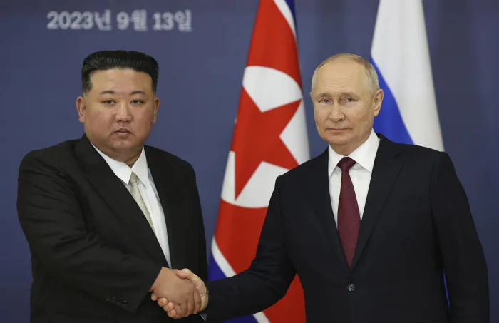Nhà lãnh đạo Triều Tiên Kim Jong-un (trái) và Tổng thống Nga Vladimir Putin trong cuộc gặp tại sân bay vũ trụ Vostochny ngày 13-9. Ảnh: AP kim.jpg