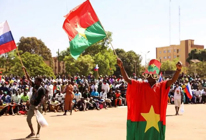Người dân tụ tập bày tỏ sự ủng hộ chính quyền quân sự Burkina Faso ở thủ đô Ouagadougou hồi tháng 1-2023. Ảnh: REUTERS faso.JPG