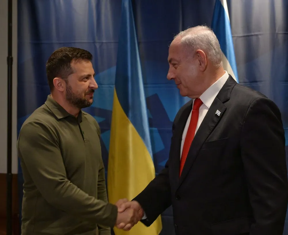 Tổng thống Ukraine - ông Volodymyr Zelensky (trái) và Thủ tướng Israel - ông Benjamin Netanyahu gặp nhau bên lề kỳ họp Đại hội đồng Liên Hợp Quốc ở New York (Mỹ) hồi tháng trước. Ảnh: KYIV INDEPENDENT israel.jpg