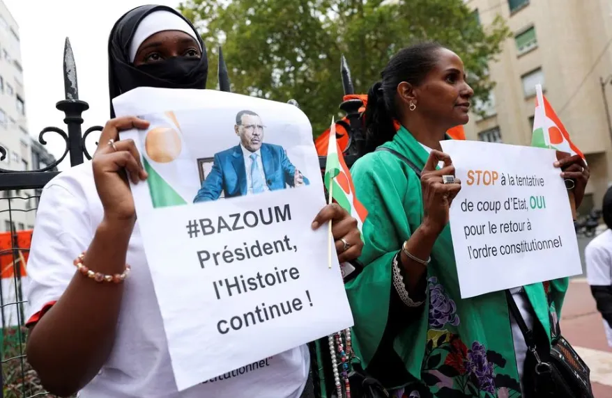 Người biểu tình ủng hộ Tổng thống Niger bị lật đổ - ông Mohamed Bazoum ở Paris hồi tháng 8. Ảnh: REUTERS niger.jpg