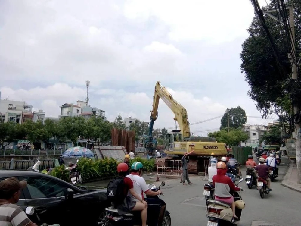 Đơn vị thi công đang đóng cừ để bắt đầu khắc phục sự cố gây lún sụp