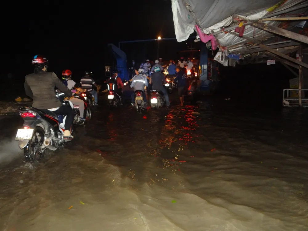 TP.HCM: Đê bao trăm tỉ không ngăn được triều cường ảnh 5