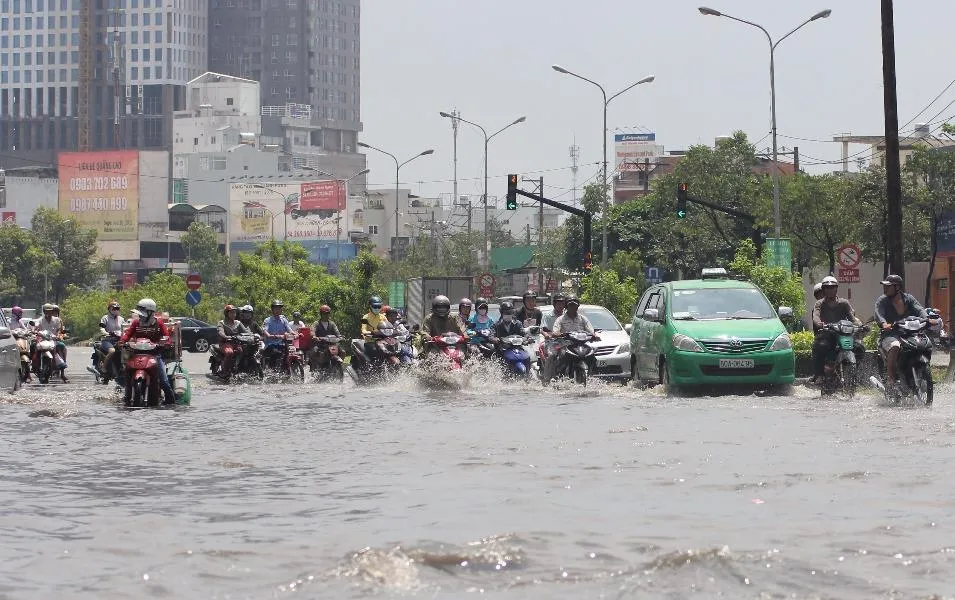 Đường Nguyễn Hữu Cảnh thường xuyên bị ngập. Ảnh: M.T