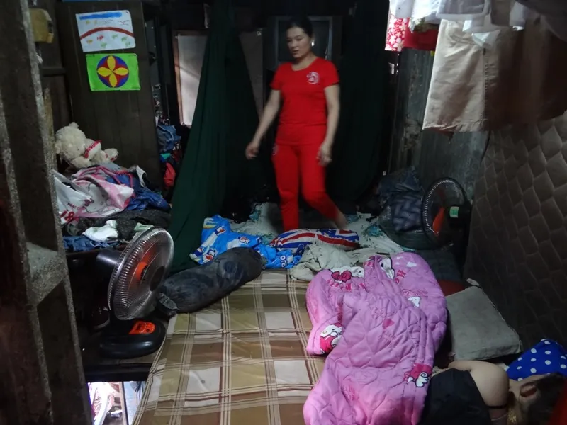 Cận cảnh nhà 15 m2 xập xệ có 23 nhân khẩu ở Sài Gòn ảnh 4