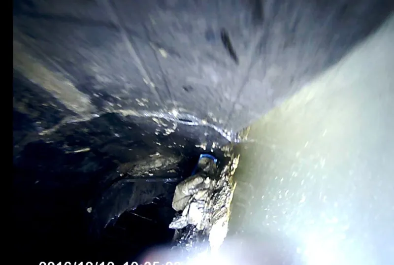 Sụp lở kinh hoàng dưới đáy kênh Nhiêu Lộc-Thị Nghè ảnh 4 Sụp lở kinh hoàng dưới đáy kênh Nhiêu Lộc-Thị Nghè ảnh 4