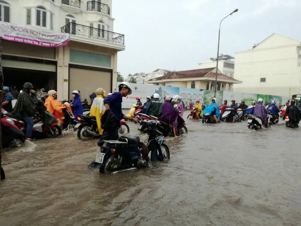 Sài Gòn lại mưa xối xả, có nơi ngập gần 1 m ảnh 2