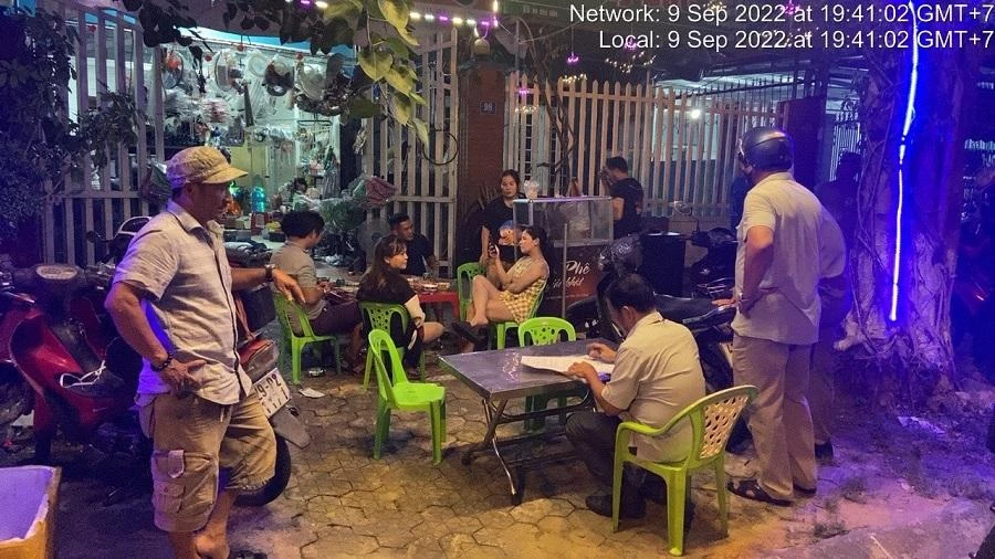 Lực lượng chức năng lập biên bản hộ dân vi phạm. Ảnh: NHĐ