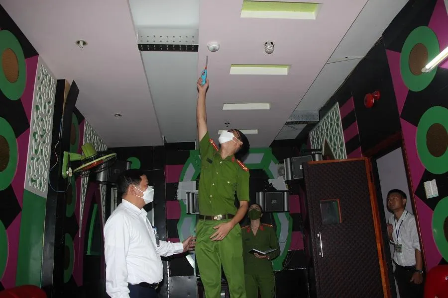 Lực lượng chức năng kiểm tra chuông báo cháy-Ảnh: NGÔ QUANG