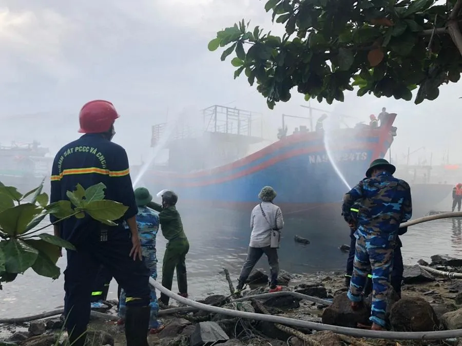 Lực lượng PCCC và CHCN cùng nhiều lực lượng tham gia chữa cháy- Ảnh: NGÔ QUANG Lực lượng PCCC và CHCN cùng nhiều lực lượng tham gia chữa cháy- Ảnh: NGÔ QUANG