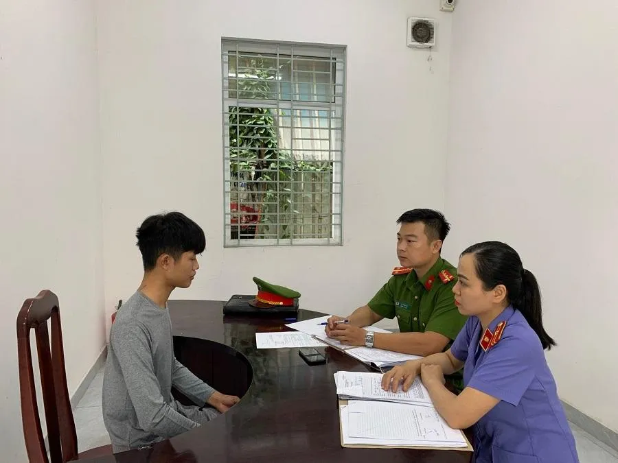 Đại diện VKS, công an làm việc Tân. Ảnh: NGÔ QUANG