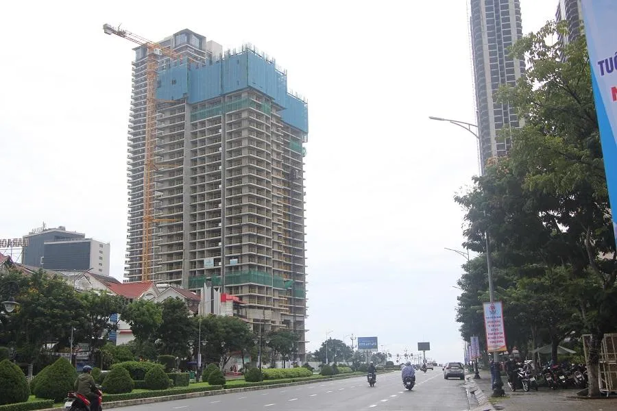 Các cần cẩu tại công trình cao tầng đang xây dựng ở một số nơi đã được hạ xuống. Những cẩu không thể hạ độ cao kịp sẽ được neo cố định lại để không gây nguy hiểm xung quanh. Ảnh: NGÔ QUANG