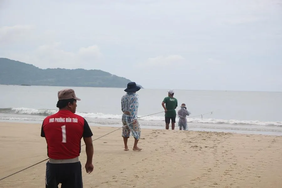 Trước khi bão Noru đổ bộ, một số ngư dân Đà Nẵng tranh thủ kéo những mẻ lưới để tăng thêm thu nhập. Ảnh: NGÔ QUANG