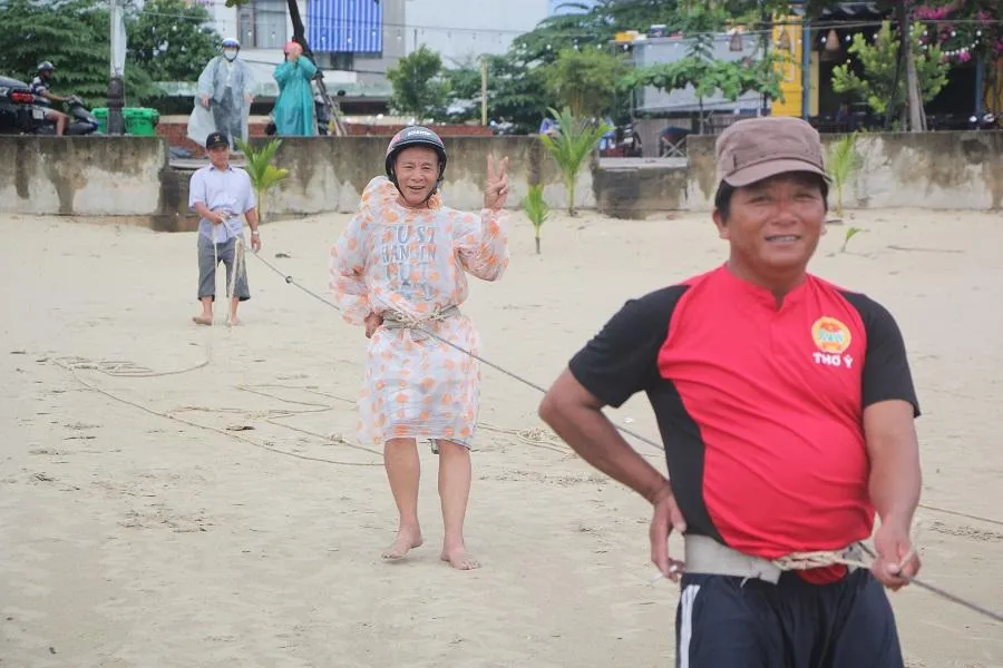 Theo kinh nghiệm của họ, trước khi bão đổ bộ, kéo lưới sẽ được nhiều cá. Ảnh: NGÔ QUANG