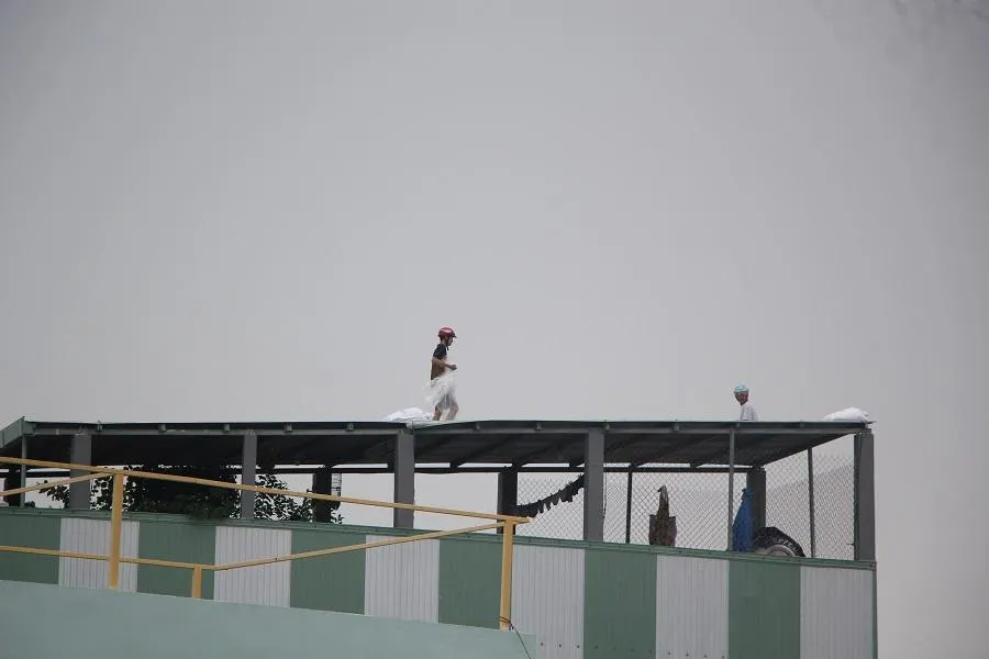 Người dân gia cố trên nóc nhà. Ảnh: NGÔ QUANG