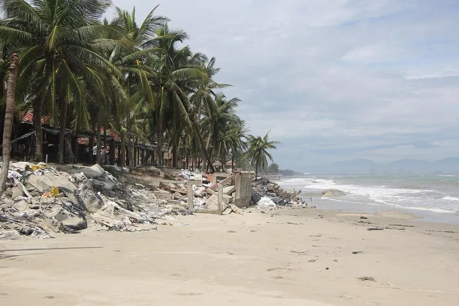 Dãy nhà hàng ven biển Cửa Đại đã bị sóng biển xoáy vào sâu. Ảnh: NGÔ QUANG Dãy nhà hàng ven biển Cửa Đại đã bị sóng biển xoáy vào sâu. Ảnh: NGÔ QUANG