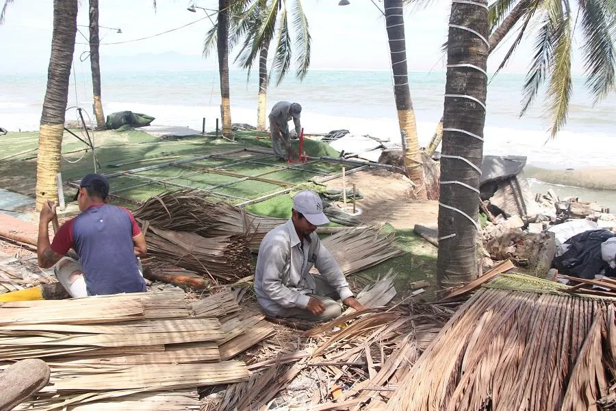 Người dân đang tận dụng những vật dụng còn dùng được để sửa lại nhà.Ảnh: NGÔ QUANG Người dân đang tận dụng những vật dụng còn dùng được để sửa lại nhà.Ảnh: NGÔ QUANG