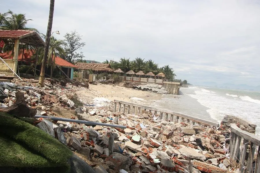 Cảnh tượng ngổn ngang sau bão. Ảnh: NGÔ QUANG Cảnh tượng ngổn ngang sau bão. Ảnh: NGÔ QUANG