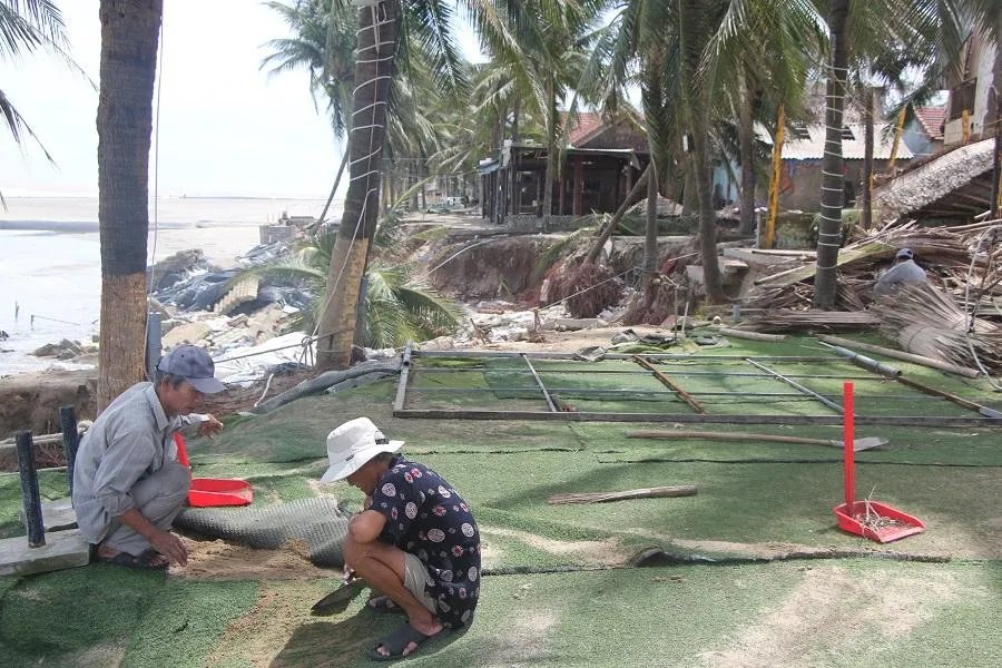 Người dân đang tranh thủ sửa, gia cố lại sau bão số 4. Ảnh: NGÔ QUANG Người dân đang tranh thủ sửa, gia cố lại sau bão số 4. Ảnh: NGÔ QUANG