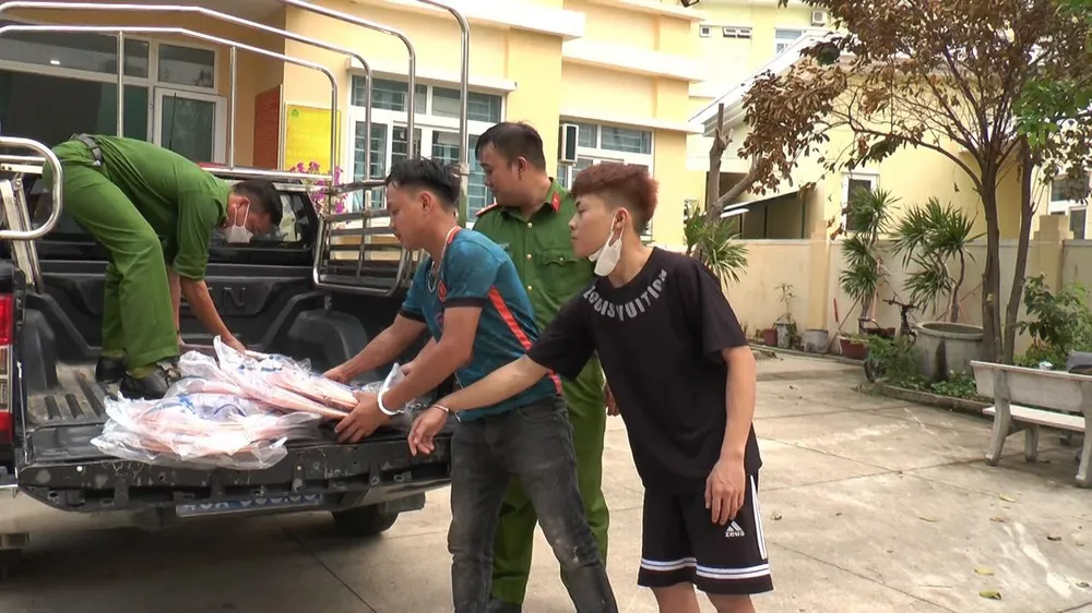 Đối tượng Lộc, Tùng cùng tang vật trộm cắp (ống đồng) bị Công an bắt giữ-Ảnh: CA Đối tượng Lộc, Tùng cùng tang vật trộm cắp (ống đồng) bị Công an bắt giữ-Ảnh: CA